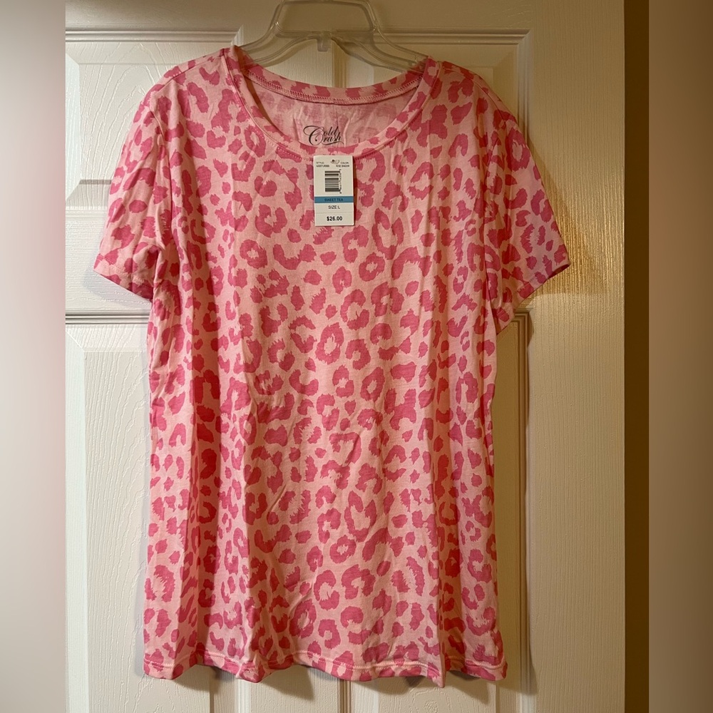 Women’s rose pink leopard print shirt.